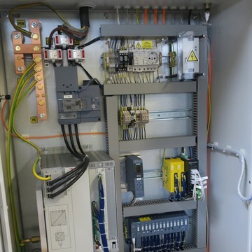 Průmyslový rozváděč pro řízení strojů a linek. Osazeno PLC Siemens S7-1500, servo-měničem Rexroth, I/O moduly Balluff a měděnými přípojnicemi PEN/PE.