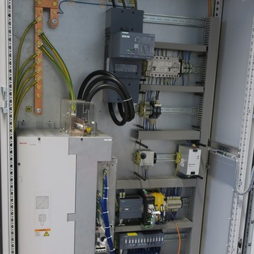 Technologický rozváděč s nucenou ventilací pro termomanagement. Řídicí systémy Siemens S7, měniče Rexroth a stíněná kabeláž.